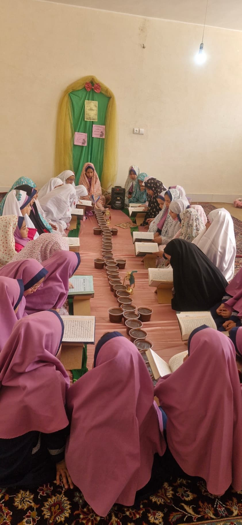 برگزاری محفل قرآنی درمدرسه بمناسبت هفته قرآن و عترت همزمان باسراسرکشور